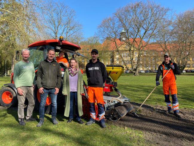 Das Bild zeigt (v. l.): Franz-Christian Müller (Grünflächenmanagement, KSD), Lukas Glockzin (Leiter Grünflächen u. Friedhöfe, KSD), Simon Aulke (Maschinist, KSD), Stefanie Pfitzmann (Klimaschutzmanagerin, Stadt Datteln), Lukas Finke (Vorarbeiter Grünanlagen, KSD) und Stefan Schlienkamp (Gärtner, KSD).