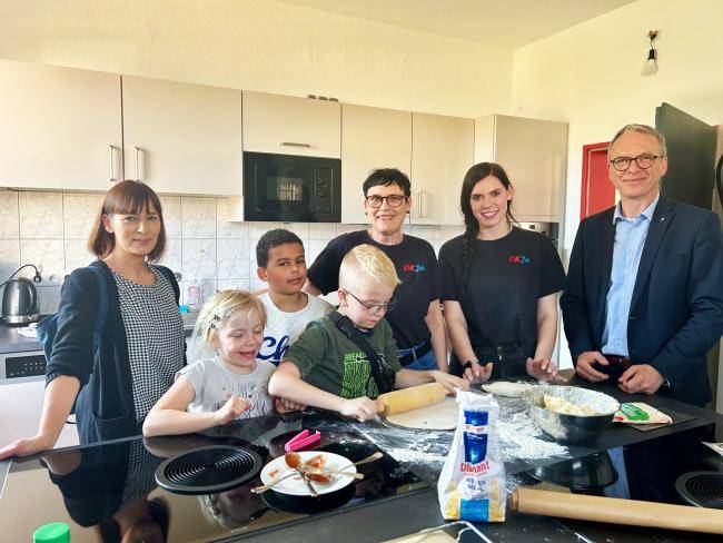 André Dora hat mit Kindern im Familienbüro Süd Pizza gebacken