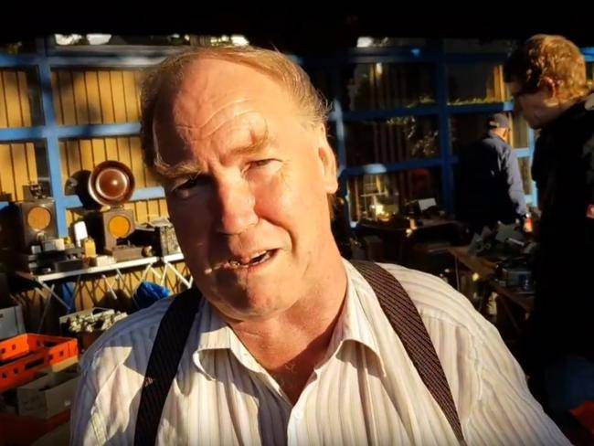 Rainer Berkenhoff vor der Stadthalle bei der Radio- und Grammophonbörse 2017