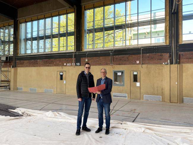 Simon Kropp (Gebäudewirtschaft) und Bürgermeister André Dora in der Realschulsporthalle