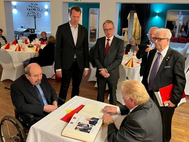 Wolfgang Bernicke mit anderen Personen (u. a. Bürgermeister André Dora) in einem Restaurant, als er sich in das Goldene Buch der Stadt Datteln eingetragen hat.