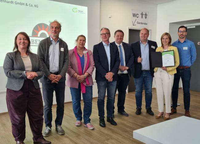 Vertreter des Unternehmens Abendhardt mit Bürgermeister André Dora bei der ÖKOPROFIT-Auszeichnung in der Stadthalle