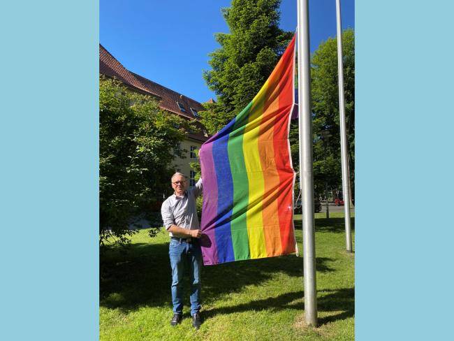 Bürgermeister André Dora hisst Regenbogenfahne am Rathaus