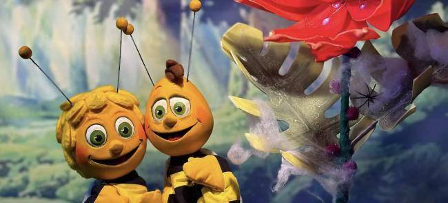Szenenbild aus dem Stück "Biene Maja" mit dem Puppentheater Spatz