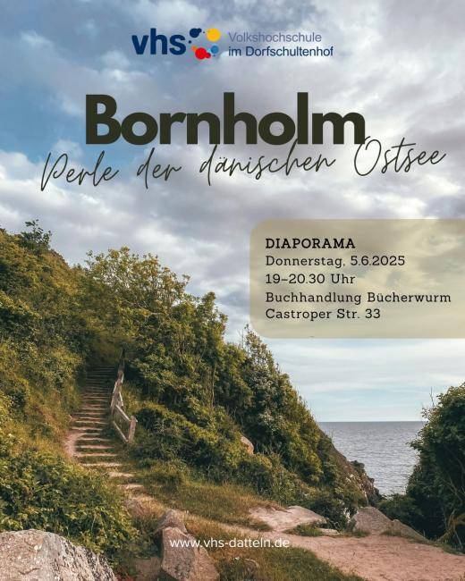 Ein grün bewachsener Hügel mit einer Natursteinstreppe, im Hintergrund die Ostsee unter einem blauen, bewölkten Himmel. 