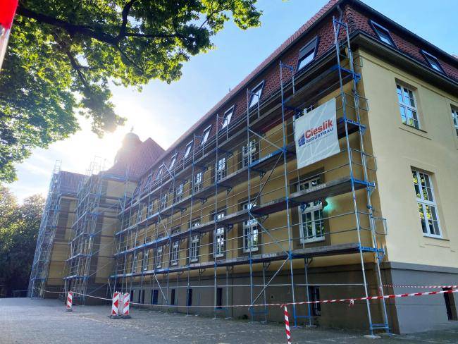 Rathaus wird eingerüstet für die Fassadensanierung