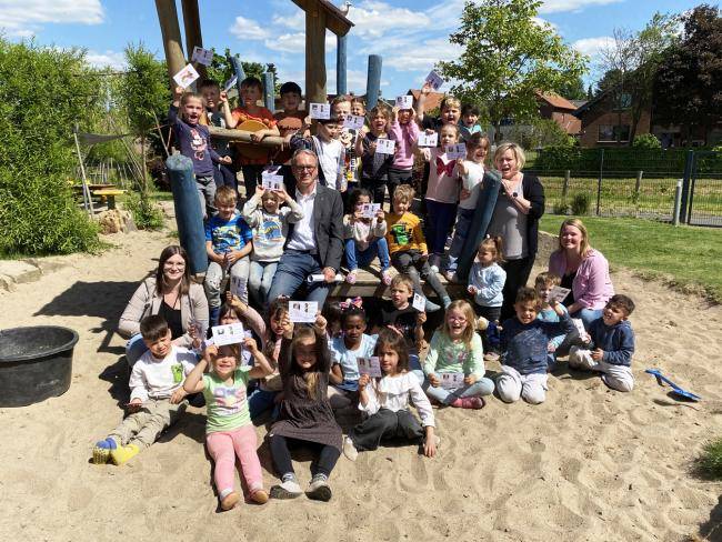 Bürgermeister André Dora mit Erzieherinnen und Vorschulkindern, die den Fußgängerführerschein gemacht haben