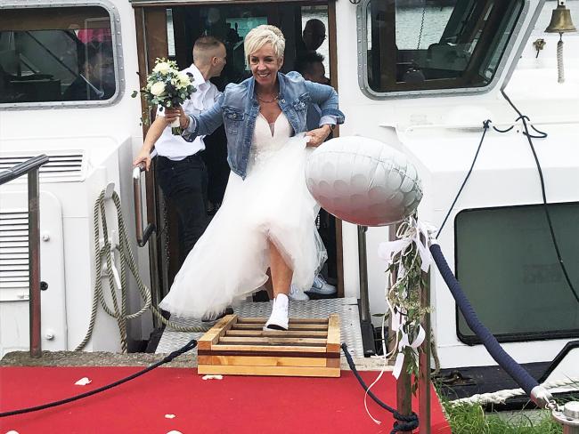 Eine frisch verheiratete Braut verlässt die Henrichenburg im Sauseschritt