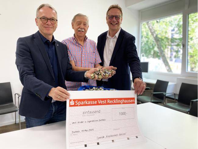 Bürgermeister André Dora, Günter Petrat und Dr. med Martin Meyer zeigen einen 1.000-Euro-Scheck für die Vestische Kinder- und Jugendklinik