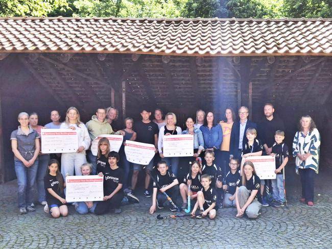 Team E.F.A. spendet Kinderflohmarkt Erlös für Vereine und Organisationen mit Bürgermeister André Dora und VHS-Leiterin Patricia Gerards