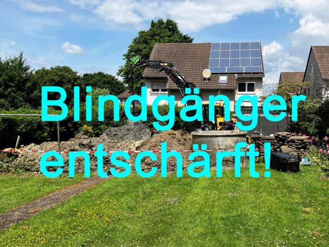 Blindgängerverdachtspunkt und die Aufschrift "Blindgänger entschärft"