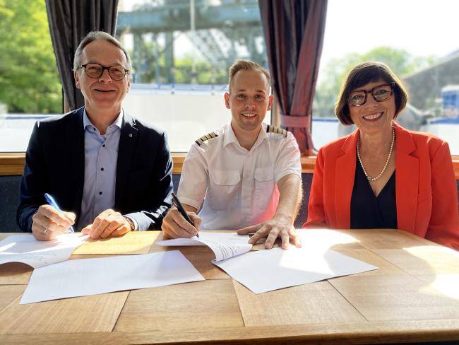 Bürgermeister André Dora (l.) und Andreas Stracke, Kapitän der Henrichenburg II, unterzeichnen im Beisein der Standesamtsleiterin Elisabeth Malessa einen Vertrag, damit Trauung auf dem Fahrgastschiff stattfinden können. 