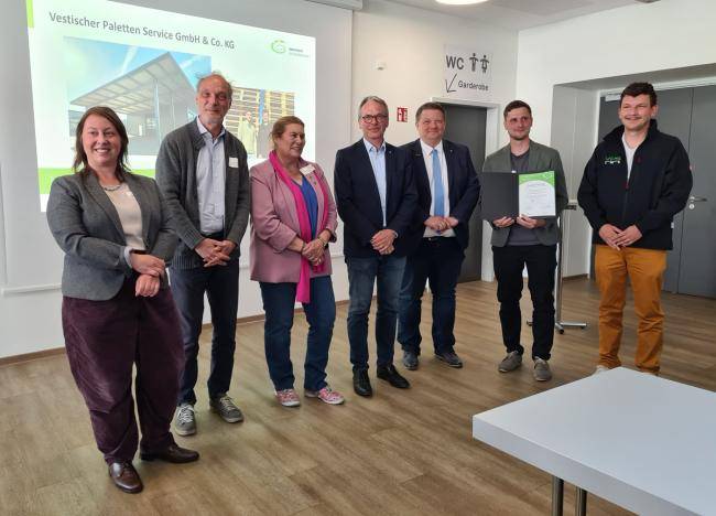 Vertreter des Unternehmens Vestischer Palettenservice mit Bürgermeister André Dora bei der ÖKOPROFIT-Auszeichnung in der Stadthalle