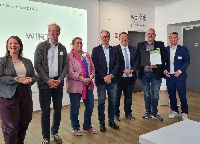 Vertreter des Unternehmens Wirtz Druck mit Bürgermeister André Dora bei der ÖKOPROFIT-Auszeichnung in der Stadthalle