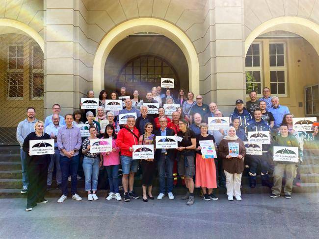 Das Foto zeigt eine Bürgermeister André Dora (m.) mit einer Auswahl der beteiligten Organisationen und Mitarbeiter*innen der Stadtverwaltung.