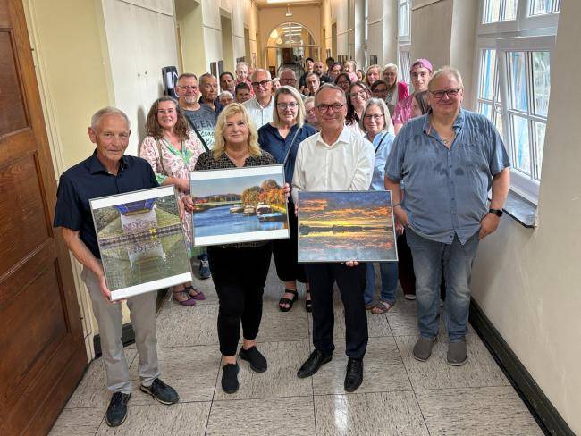 Eröffnung der Ausstellung zum Fotowettbewerb 2025 - Preisträger*innen & Aussteller*innen mit André Dora.