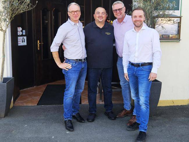 André Dora, Milo Starcevic, Carsten Wewers und Marcel Mittelbach vor dem Restaurant Haus Rapen.