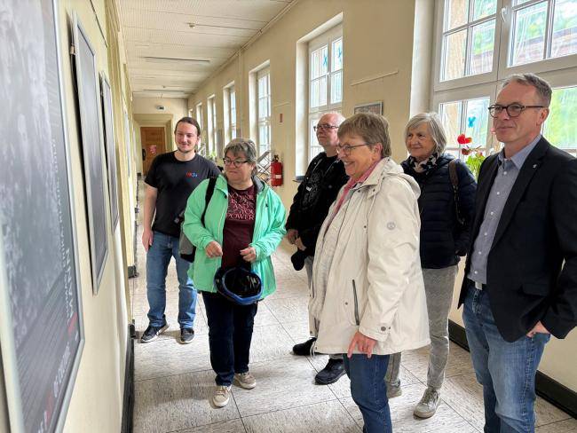 Besucher*innen der Ausstellung WE ARE PART OF CULTURE in der RathausGalerie