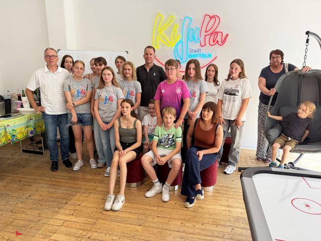 Mitglieder des Kinder- und Jugendparlaments in ihrem neuen Treffpunkt mit Bürgermeister André Dora und Tim Beier (Koordinator des Kinder- und Jugendparlament)