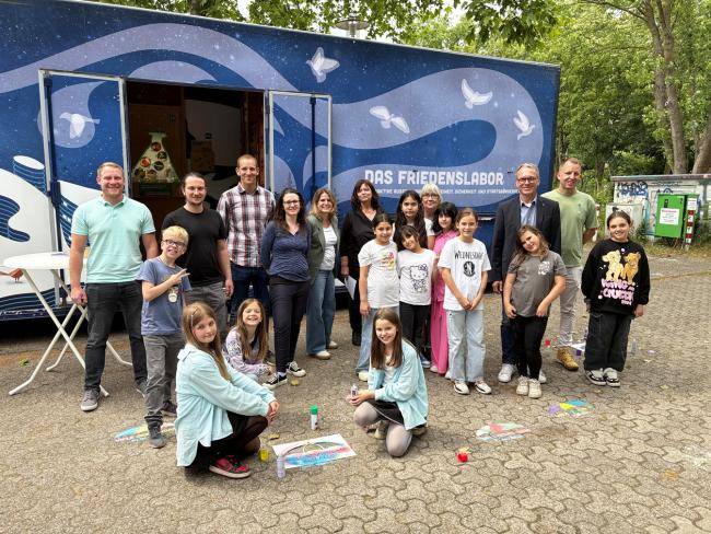 Eröffnung der Demokratiewoche 2025 am Friedenslabor am Stadtbad unter anderem mit Bürgermeister André Dora, Kindern der OGS Böckenheck und Mitarbeiter*innen der Stadt Datteln