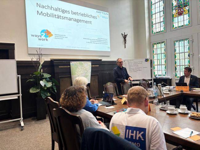 Bürgermeister André Dora gab im Sitzungssaal den offiziellen Startschuss für die kostenlose Weiterbildung im kooperativen betrieblichen Mobilitätsmanagement.