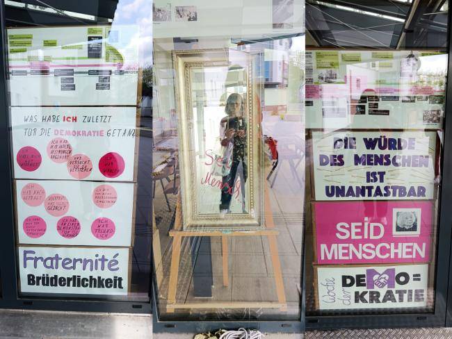 Aktionswand der Omas gegen Rechts in der Stadthalle