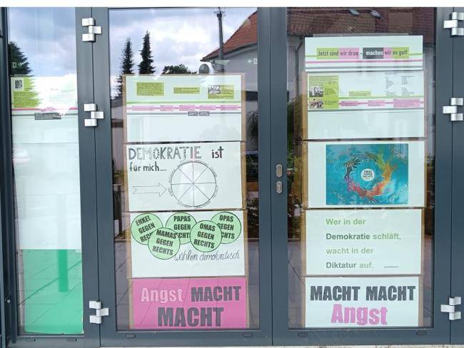 Aktionswand der Omas gegen Rechts in der Stadthalle