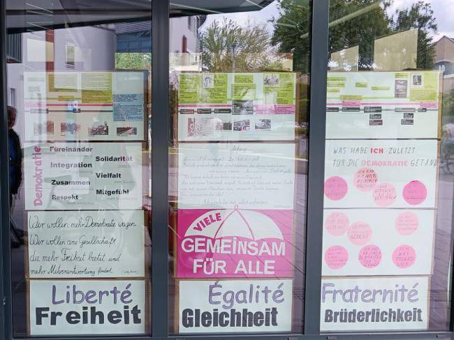 Aktionswand der Omas gegen Rechts in der Stadthalle