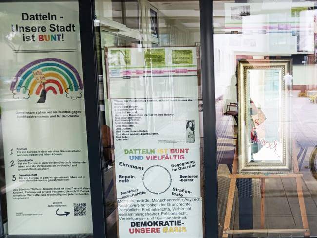 Aktionswand der Omas gegen Rechts in der Stadthalle