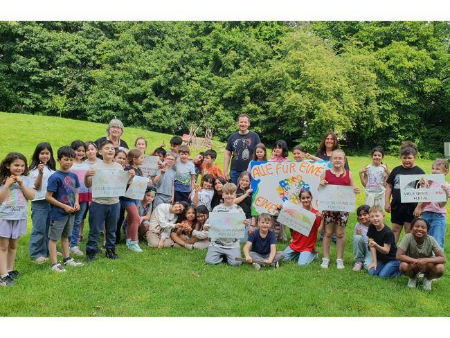 Kinder der OGS-Böckenheckschule im Garten des Familienbüros Süd