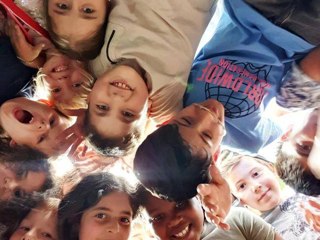 „Demokratie erleben“ hieß es im Familienbüro Süd - Und die Kinder der OGS-Böckenheckschule zeigen ihre Gesichter!