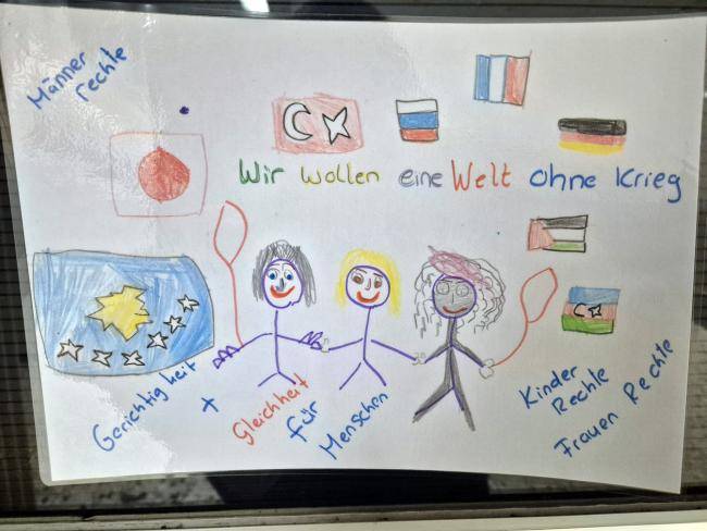 "Wir wollen eine Welt ohne Krieg" steht auf dem Poster