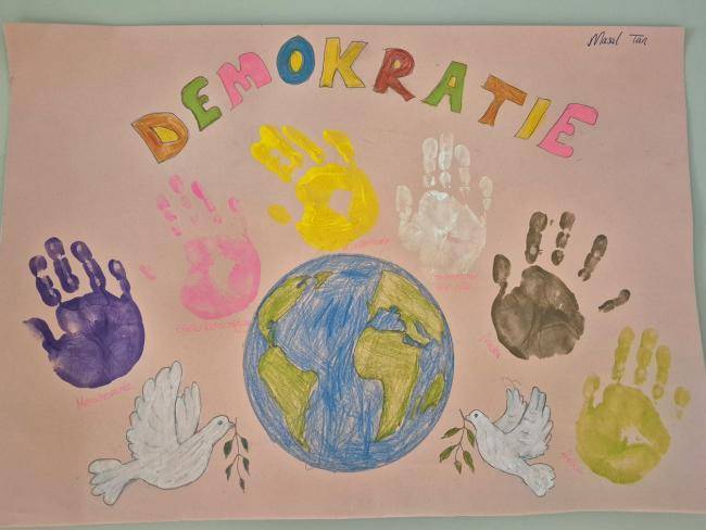 Eine Weltkugel mit Handabdrücken drumherum