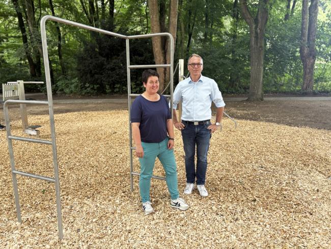 Bürgermeister André Dora und Raphaela Tewes (Fachdienstleiterin Sport- und Schulverwaltung) bei der Eröffnung der Calisthenics-Anlage am Lohbusch