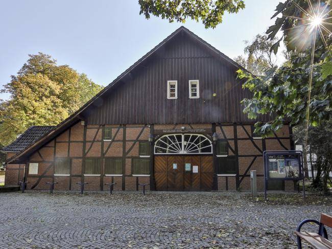 Das Bild zeigt die Vorderseite des Dorfschultenhofs.