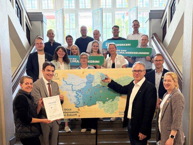 Vorstandsvorsitzender von Emschergenossenschaft und Lippeverband Prof. Dr. Uli Paetzel, Bürgermeister André Dora haben den Vertrag zum Beitritt der Stadt Datteln zur Zukunftsinitiative Klima.Werk besiegelt. Auf dem Bilder sind außerdem Mitarbeiter der Stadt Datteln und der Zukunftsinitiative Klima.Werk zu sehen.