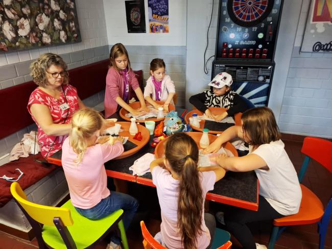 Kinder filzen in der Kinderstadt