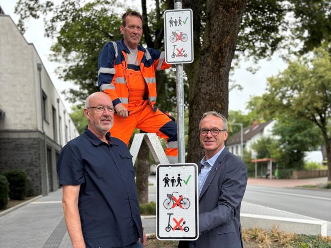 KSD hängt Nicht-Schilder an der Hafenstraße auf.