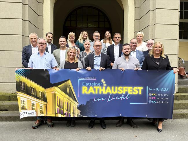 Die Sponsoren für das Rathausfest im Licht 2025 mit Bürgermeister André Dora in der Mitte.