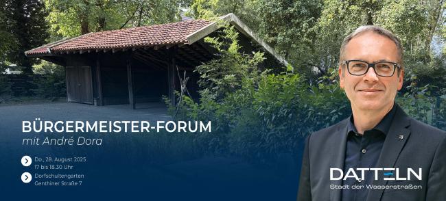 Bürgermeister André Dora vor einem Bild, das den Garten des Dorfschultenhofs zeigt