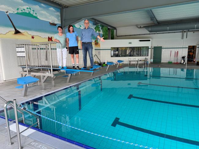 Das Bild zeigt André Dora mit Mitarbeiterinnen des Stadtbades