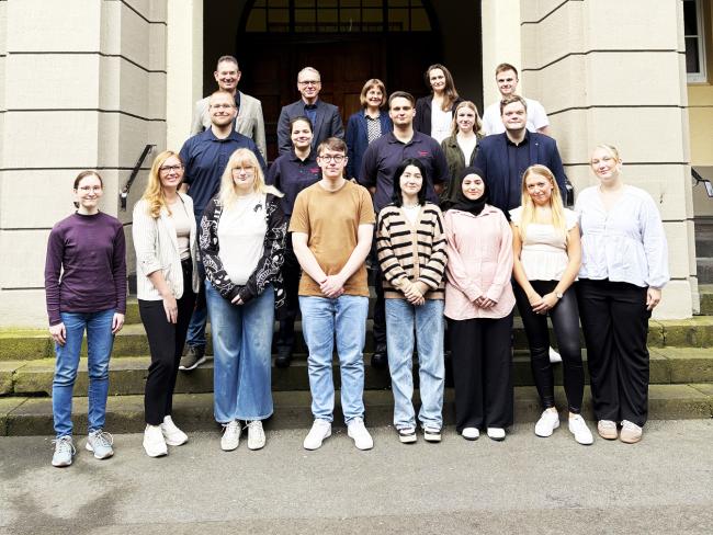 Die neuen Auszubildenden der Stadtverwaltung, die von Bürgermeister André Dora, von Personalrat Peter Klask, der Ausbildungsleiterin Petra Westhoff und der Jugend- und Auszubildendenvertretung begrüßt wurden. 