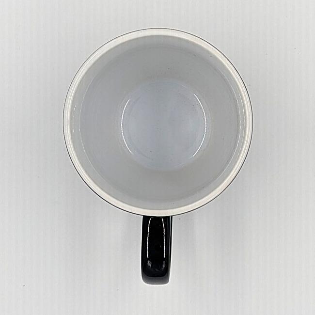 Schwarzer Becher mit Stadtwappen Innenseite