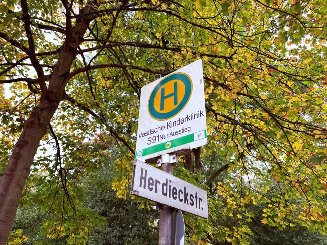 Bushaltestelle der Schnellbuslinie S 91 an der Vestischen Kinder- und Jugendklinik