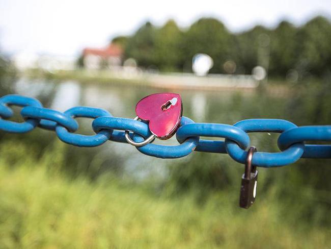Liebesschloss an einer Kette an der Uferpromenade am Dortmund-Ems-Kanal