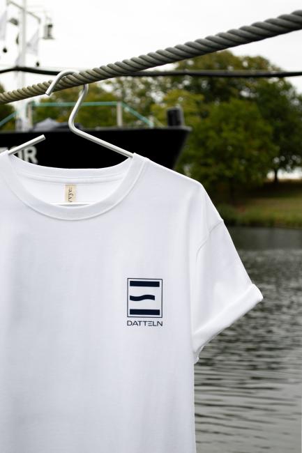 T-Shirt mit Datteln Logo - Detailansicht Brust - Merch