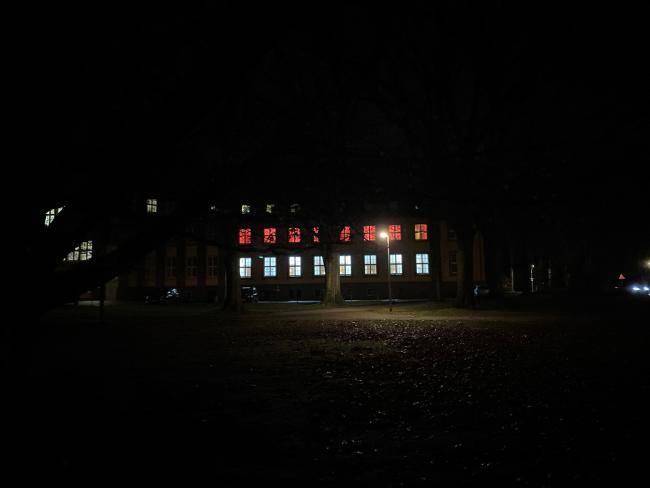 Rathaus mit orangener Beleuchtung 2024 