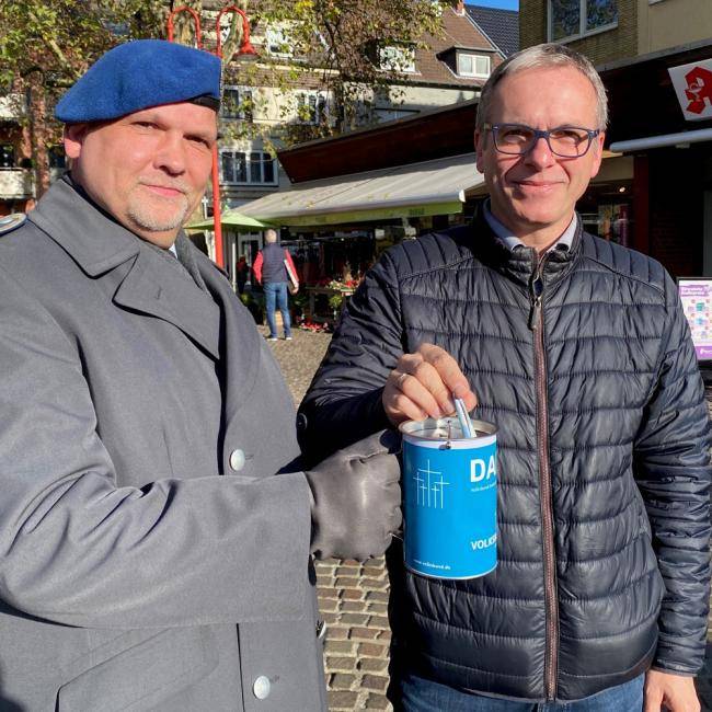 Andreas Kolinke (l., Vorsitzender der Reservistenkameradschaft Datteln) und Bürgermeister André Dora.