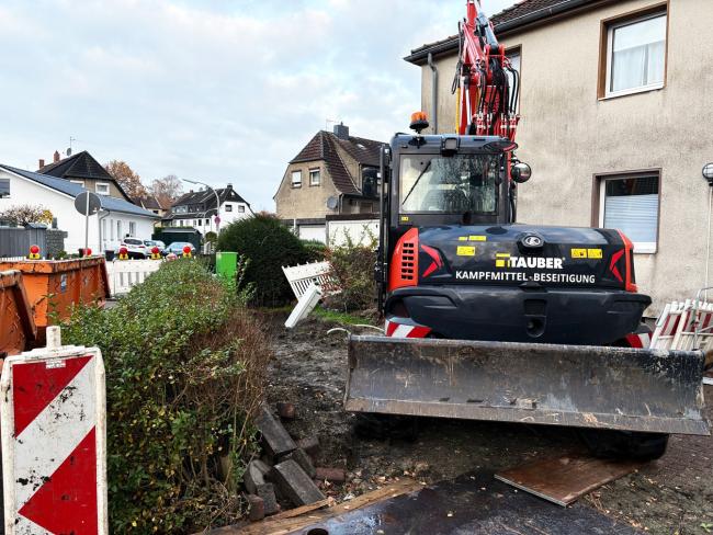 Bagger im Garten an der Margaretenstraße bei Grabung nach einem Blindgänger