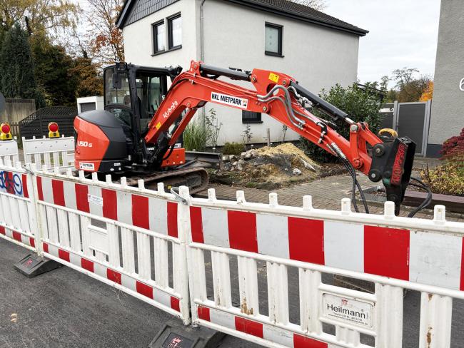 Ein Bagger am Verdachtspunkt an der Barbarastraße